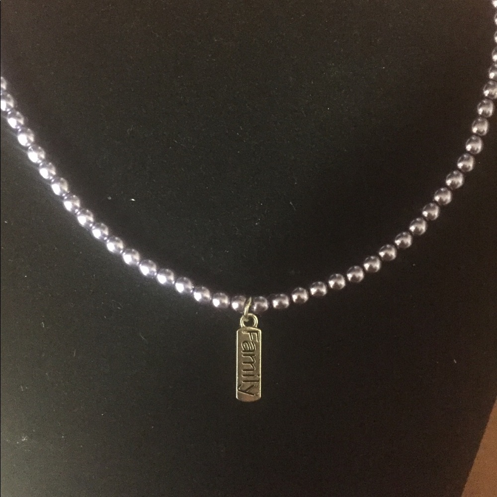 Ladies Glass Pearl Necklace.